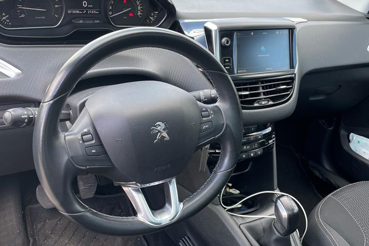Grå Peugeot 208 fra 2019