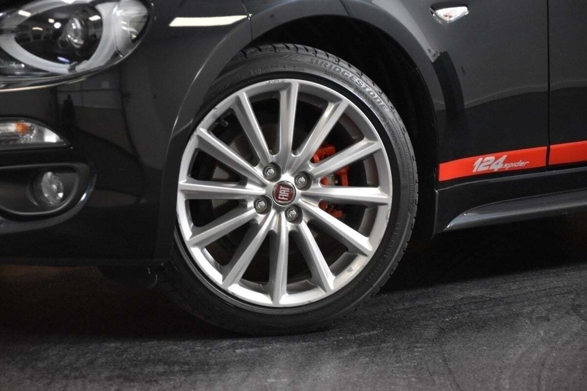 Rød Fiat 124 Spider fra 2016