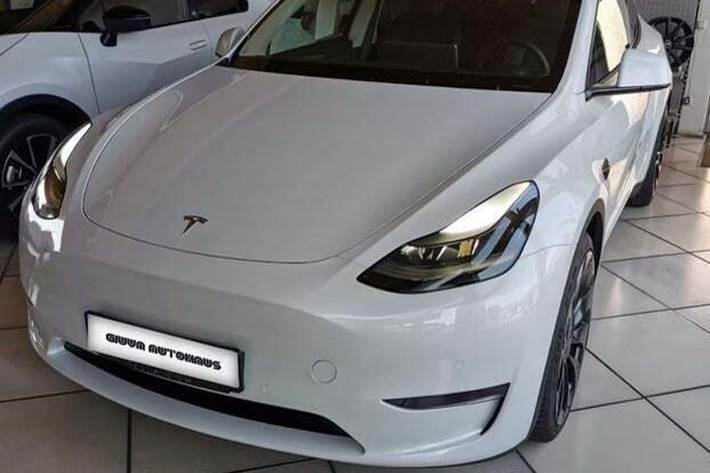 Hvid Tesla Model Y fra 2022