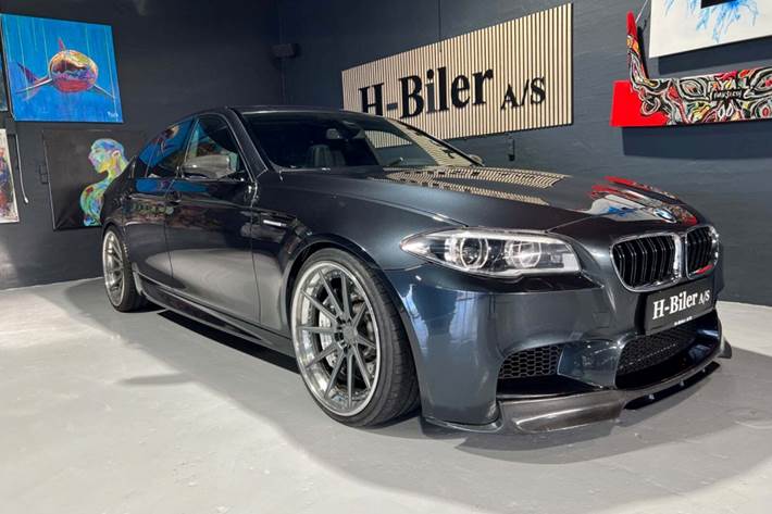 Grå BMW M5 fra 2012 set udefra