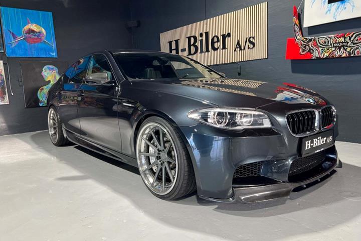 Grå BMW M5 fra 2012 set udefra
