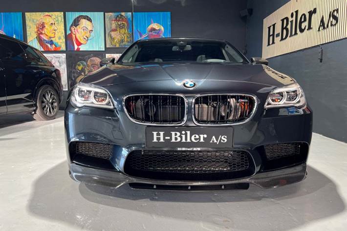 Grå BMW M5 fra 2012 set udefra