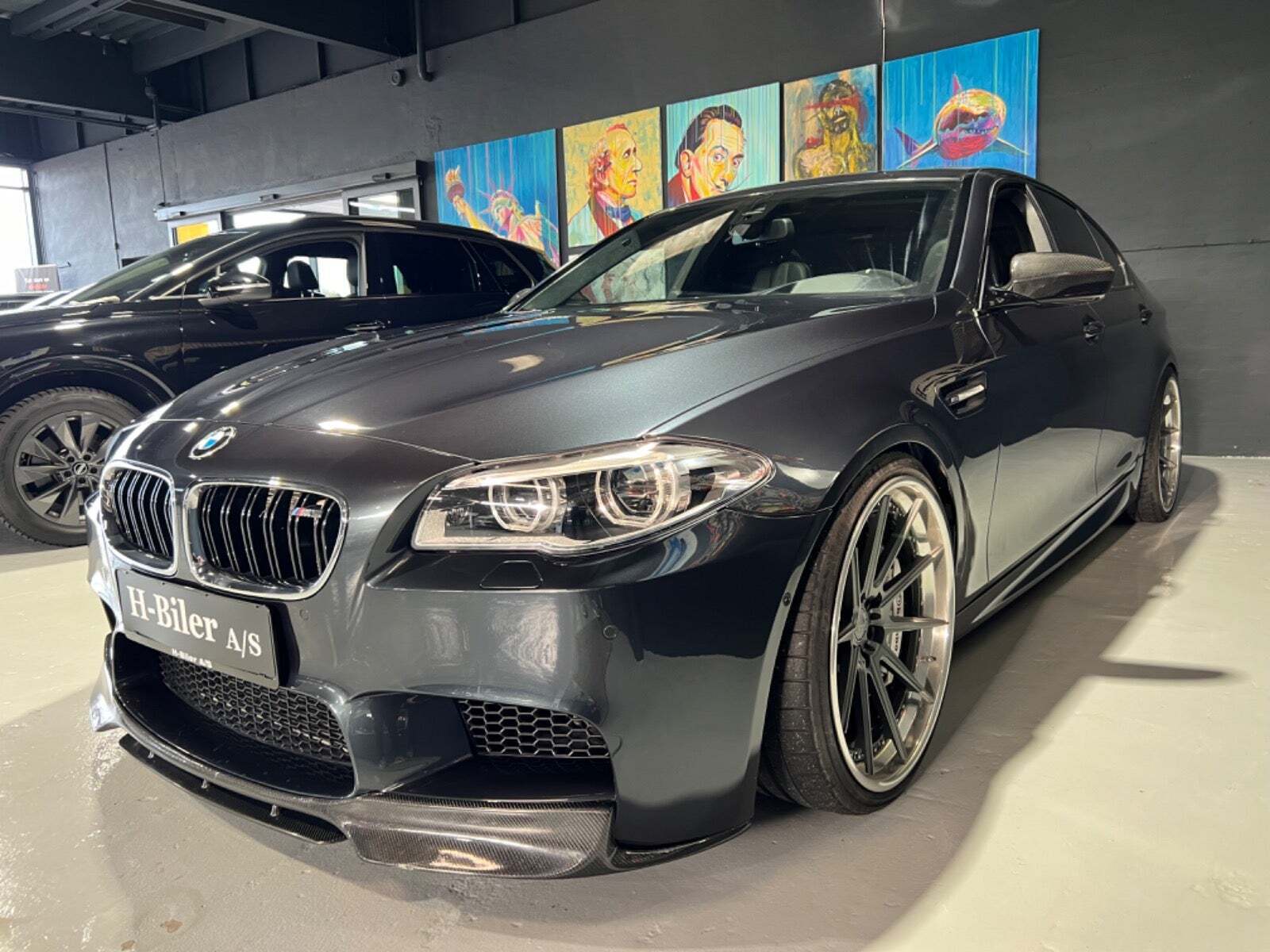 Grå BMW M5 fra 2012 set udefra