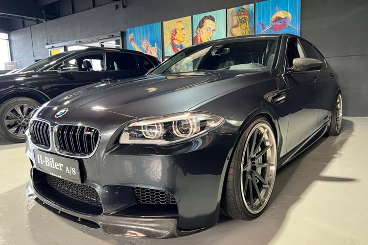 Grå BMW M5 fra 2012 set udefra