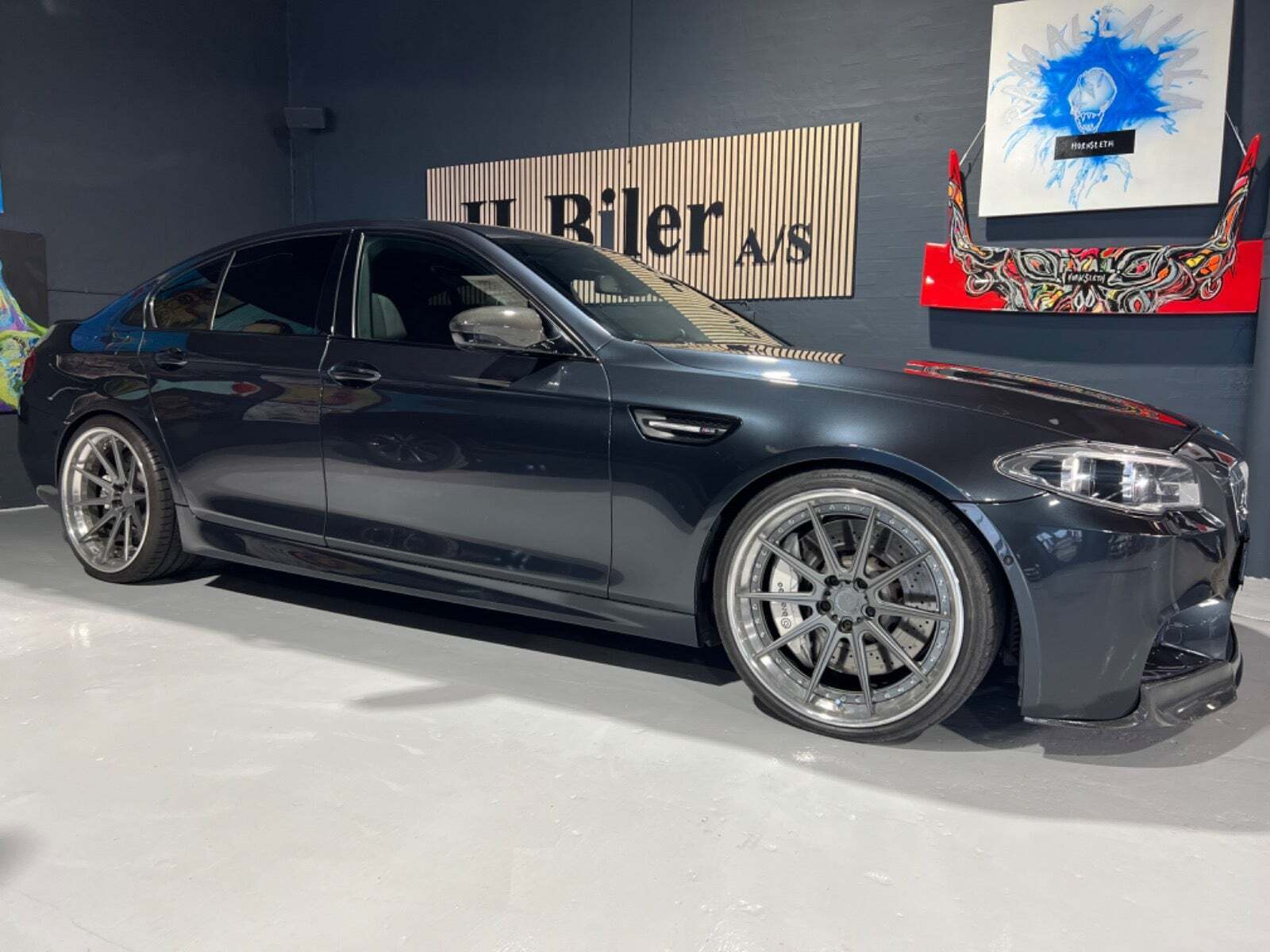 Grå BMW M5 fra 2012 set udefra