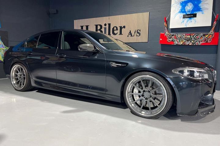 Grå BMW M5 fra 2012 set udefra