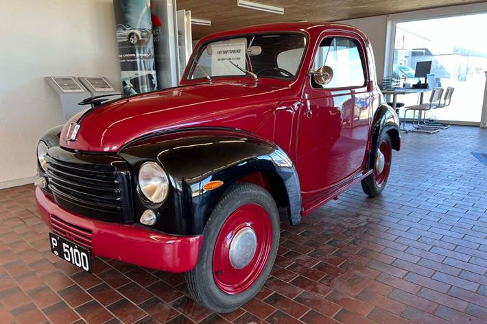Rød Fiat 500 fra 1949 set udefra