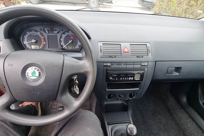 Rød Skoda Fabia fra 2004