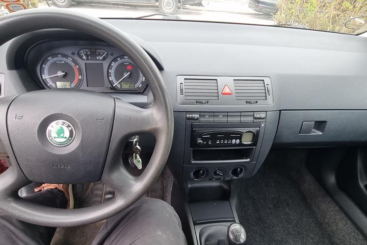 Rød Skoda Fabia fra 2004