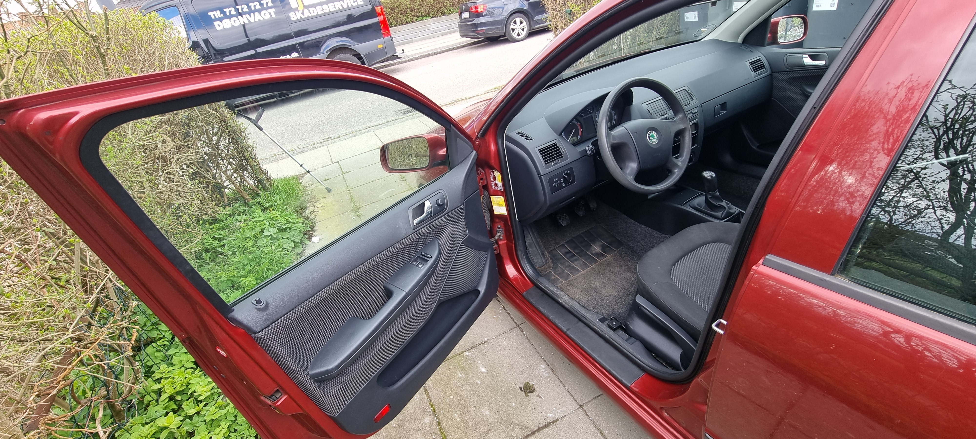 Rød Skoda Fabia fra 2004