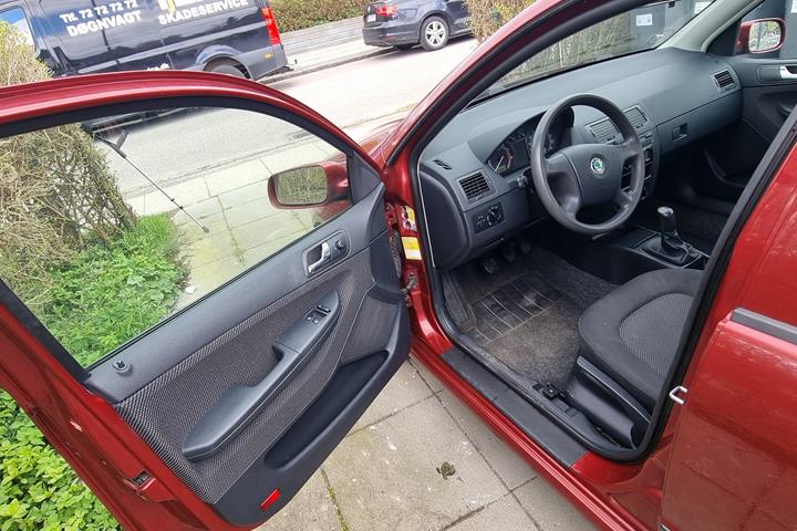 Rød Skoda Fabia fra 2004