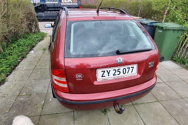 Rød Skoda Fabia fra 2004