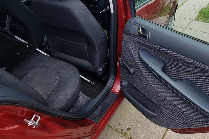 Rød Skoda Fabia fra 2004