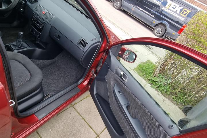 Rød Skoda Fabia fra 2004