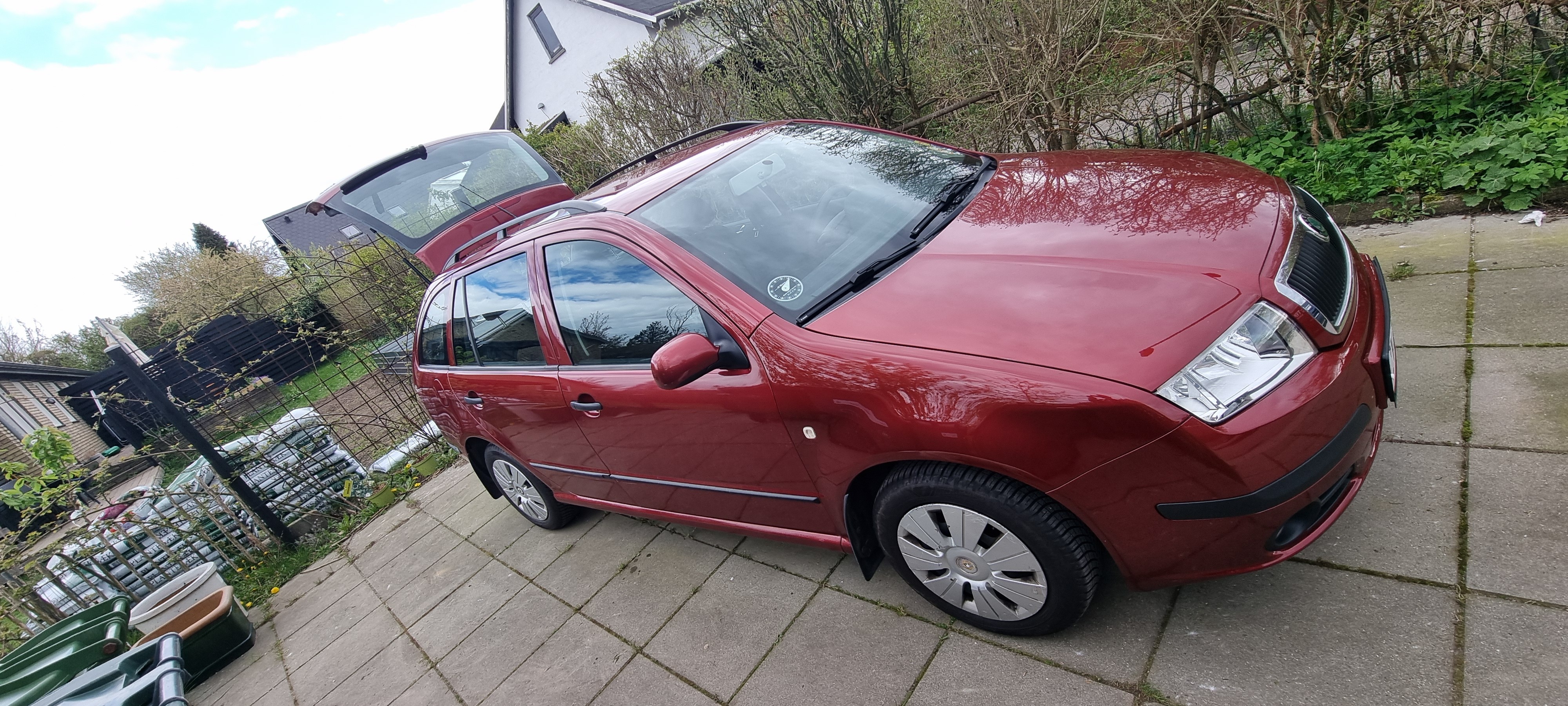 Rød Skoda Fabia fra 2004