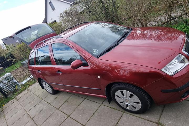 Rød Skoda Fabia fra 2004