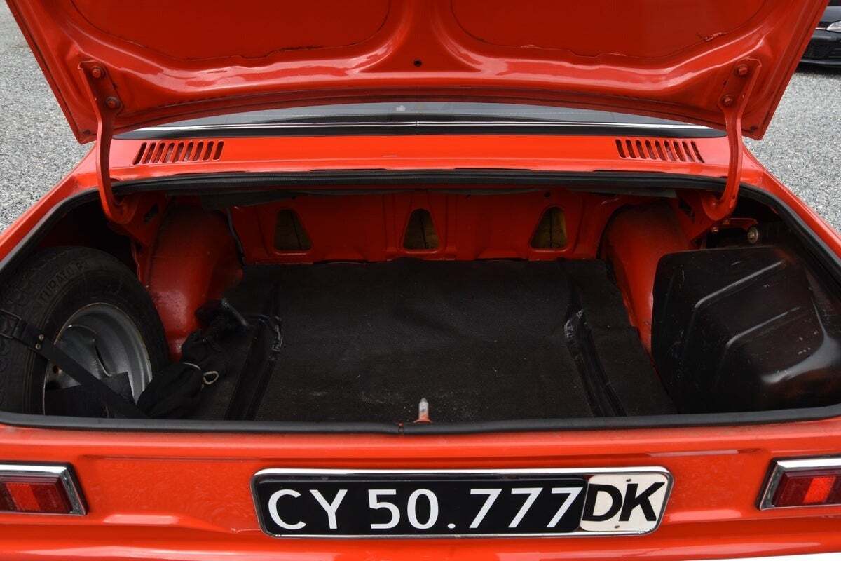 Rød Ford Escort fra 1973