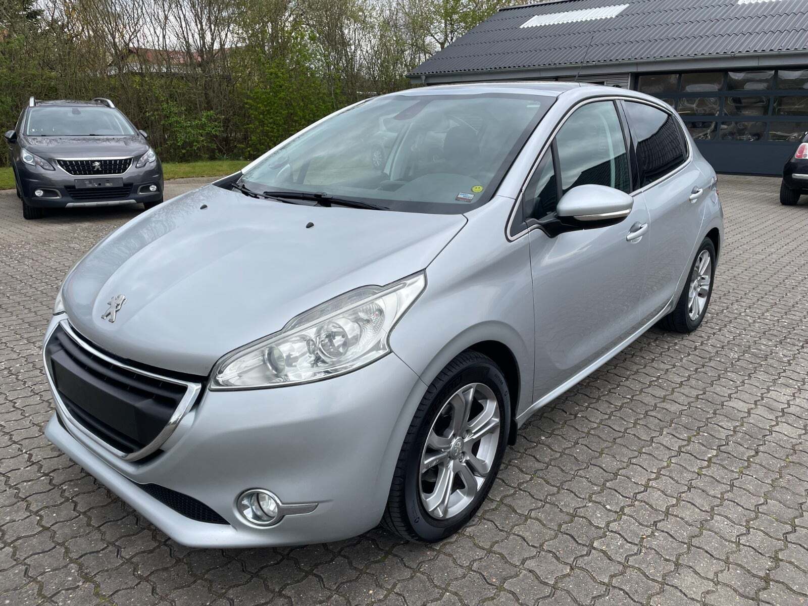 Sølv Peugeot 208 fra 2015 set udefra