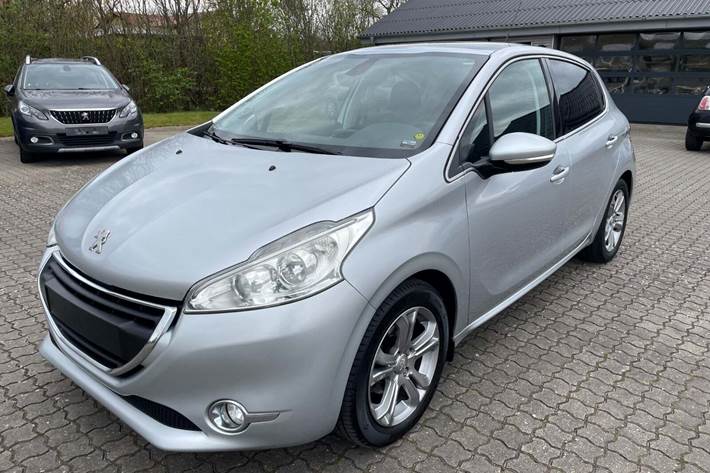 Sølv Peugeot 208 fra 2015 set udefra