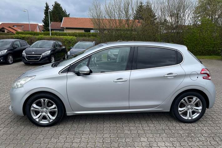Sølv Peugeot 208 fra 2015