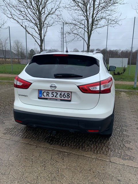 Hvid Nissan Qashqai fra 2015