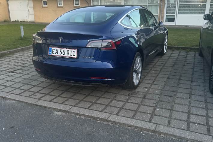 Blå Tesla Model 3 fra 2019