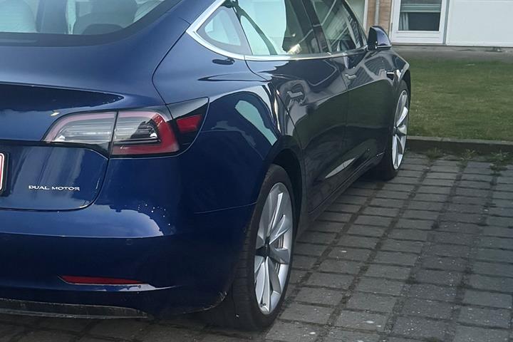 Blå Tesla Model 3 fra 2019