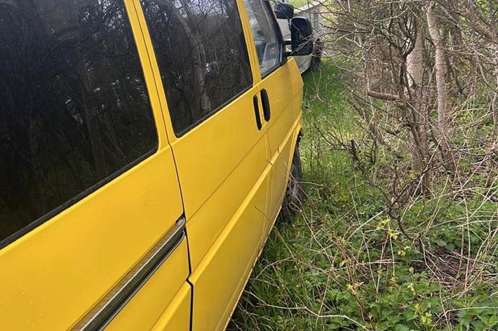 Gul VW Transporter fra 1997