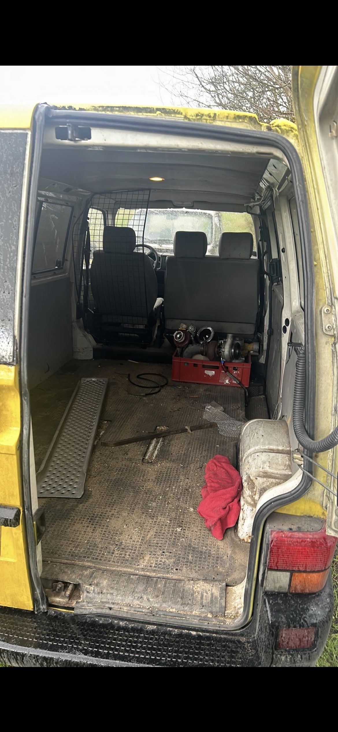 Gul VW Transporter fra 1997