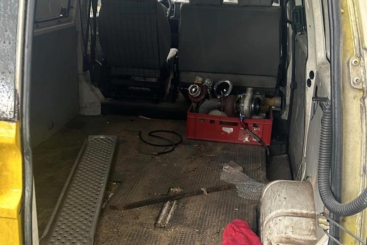 Gul VW Transporter fra 1997