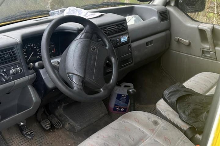 Gul VW Transporter fra 1997
