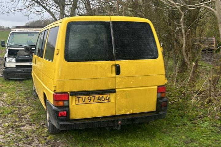 Gul VW Transporter fra 1997
