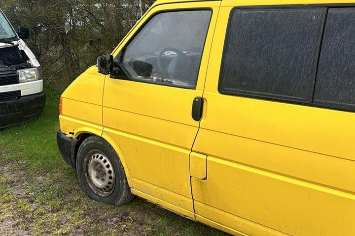 Gul VW Transporter fra 1997