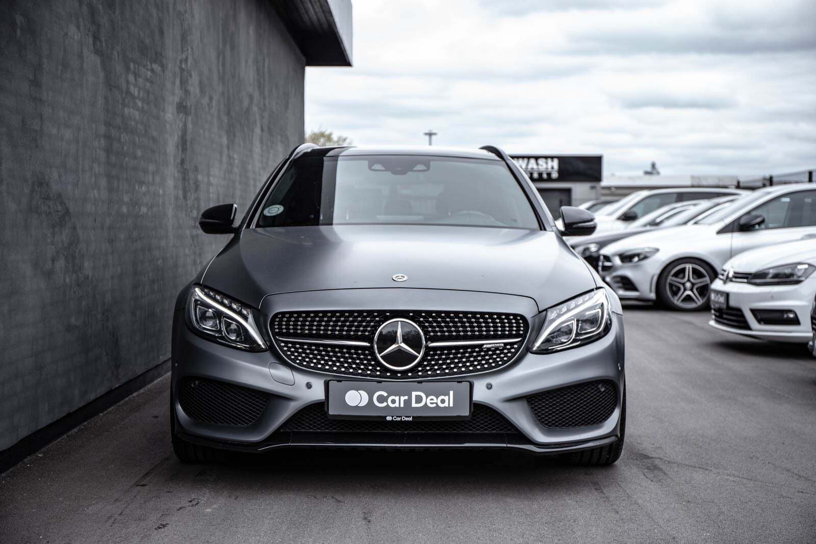 Grå Mercedes C43 fra 2017