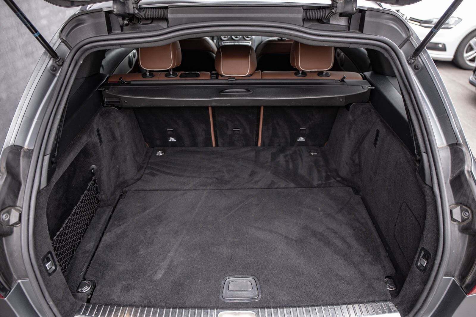 Grå Mercedes C43 fra 2017