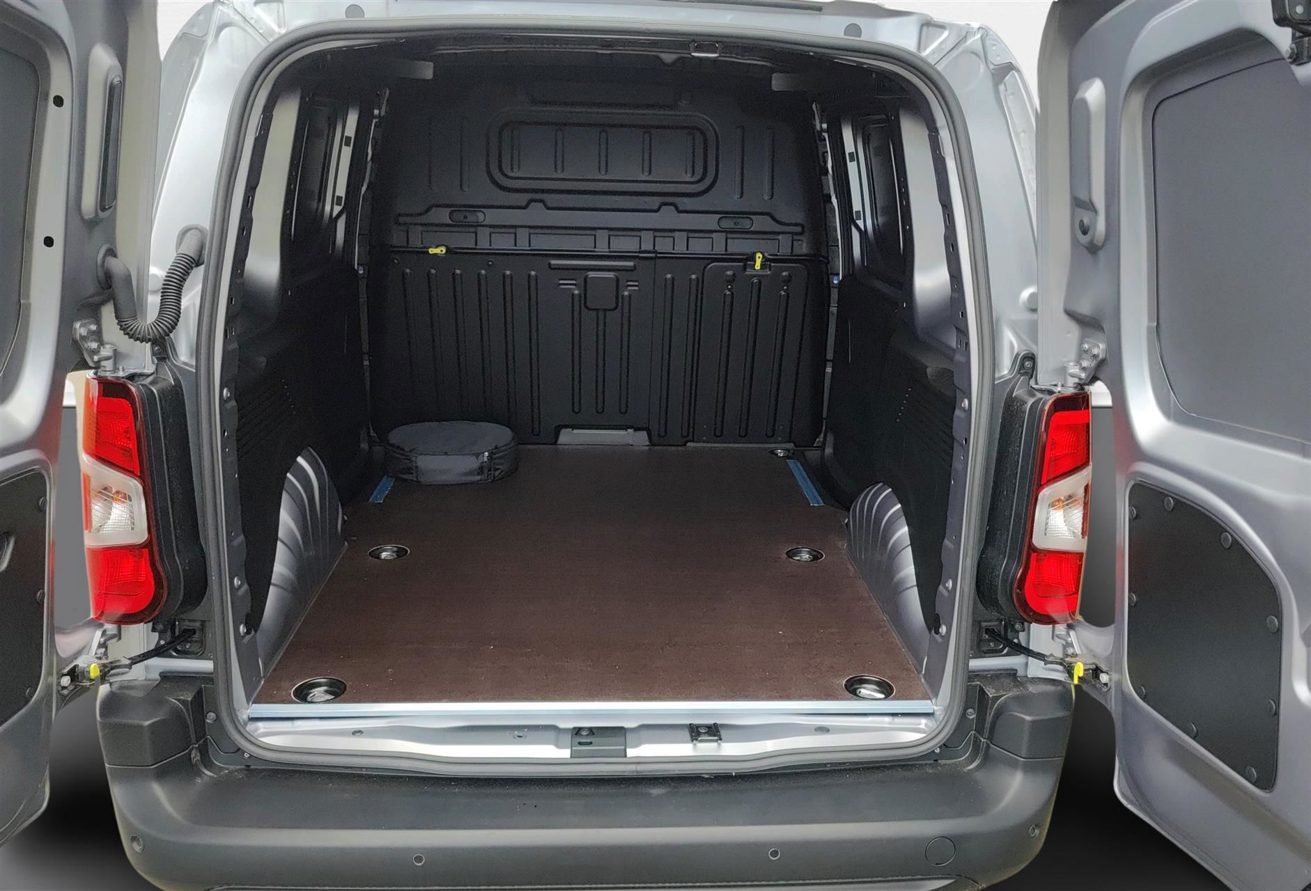Grå Toyota Proace City Electric fra 2024