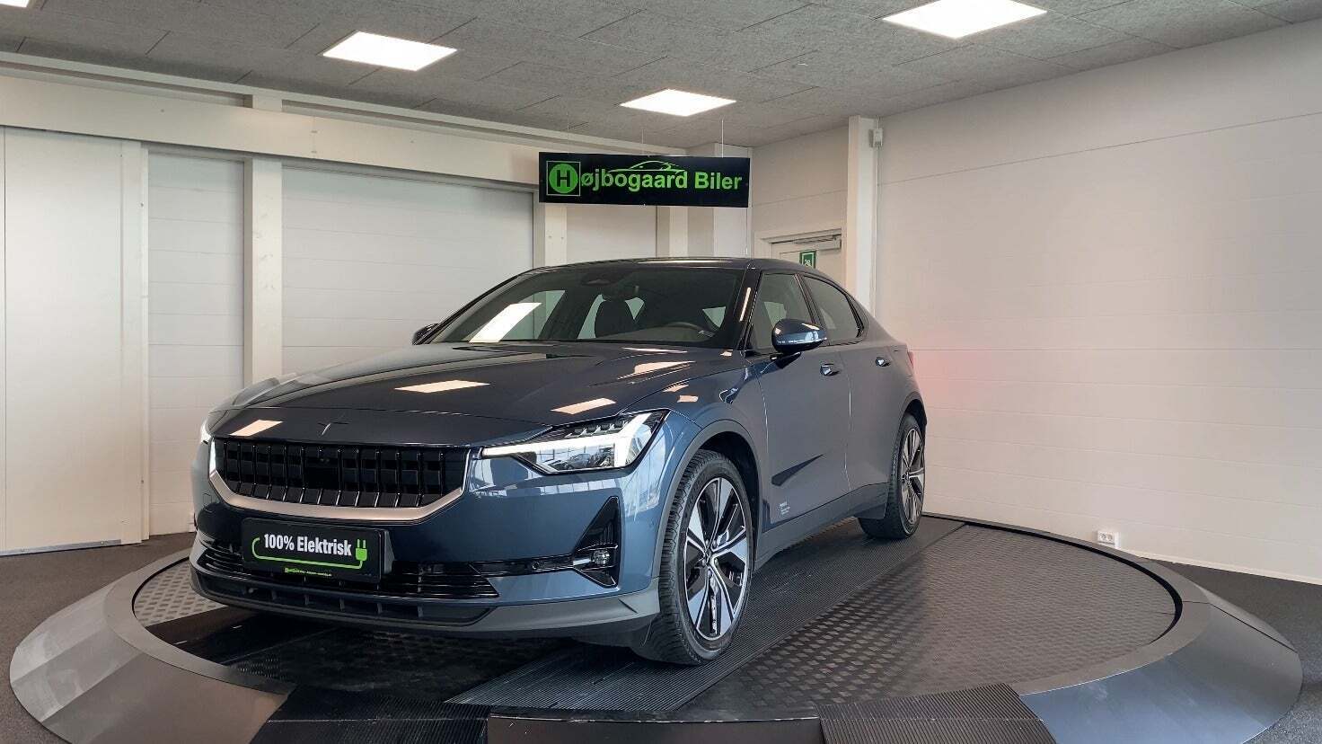 Blå Polestar 2 fra 2022 set udefra