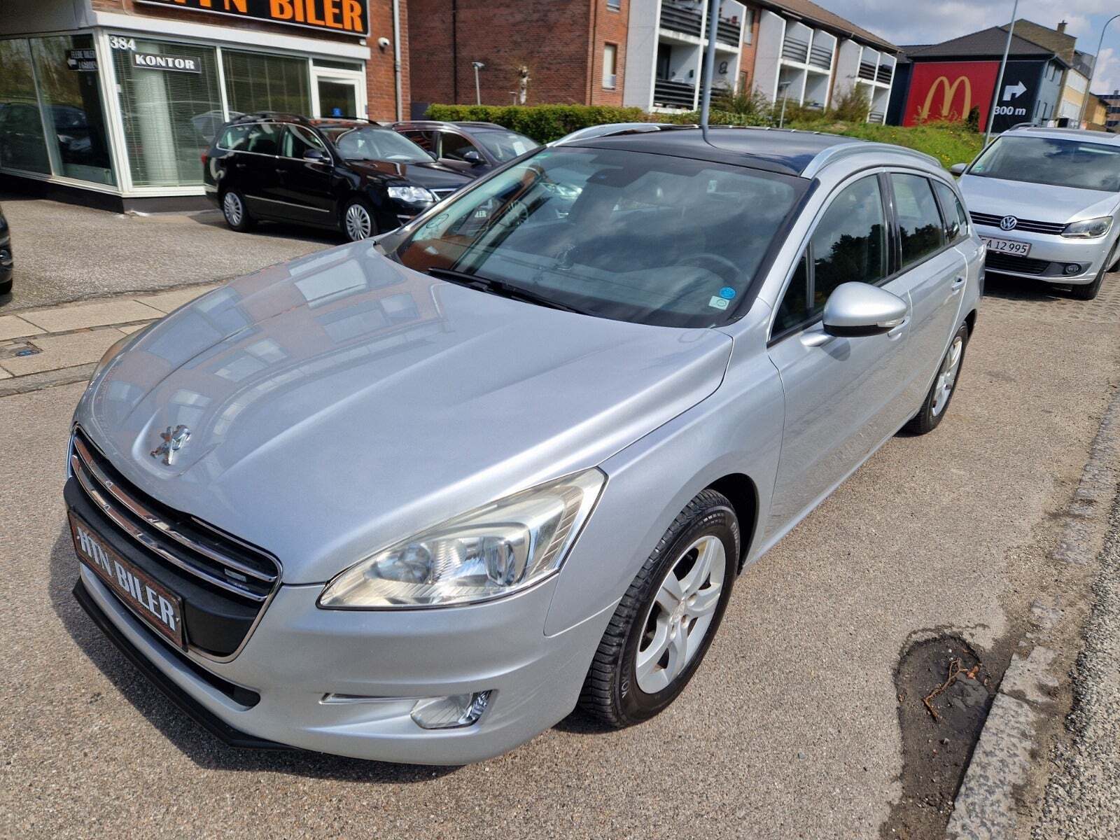 Sølv Peugeot 508 fra 2011 set udefra