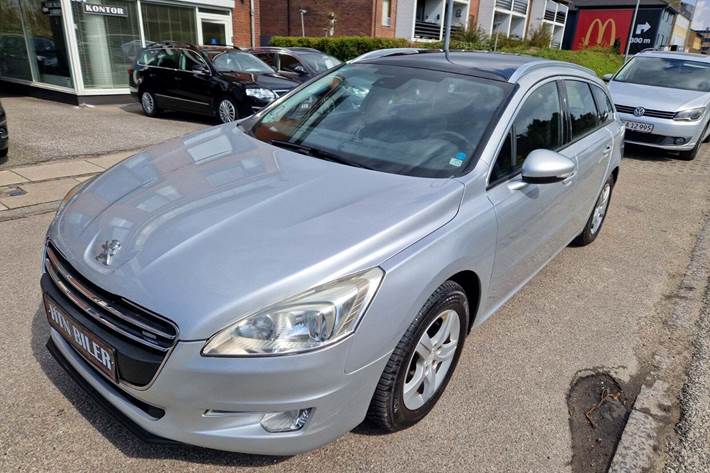 Sølv Peugeot 508 fra 2011 set udefra
