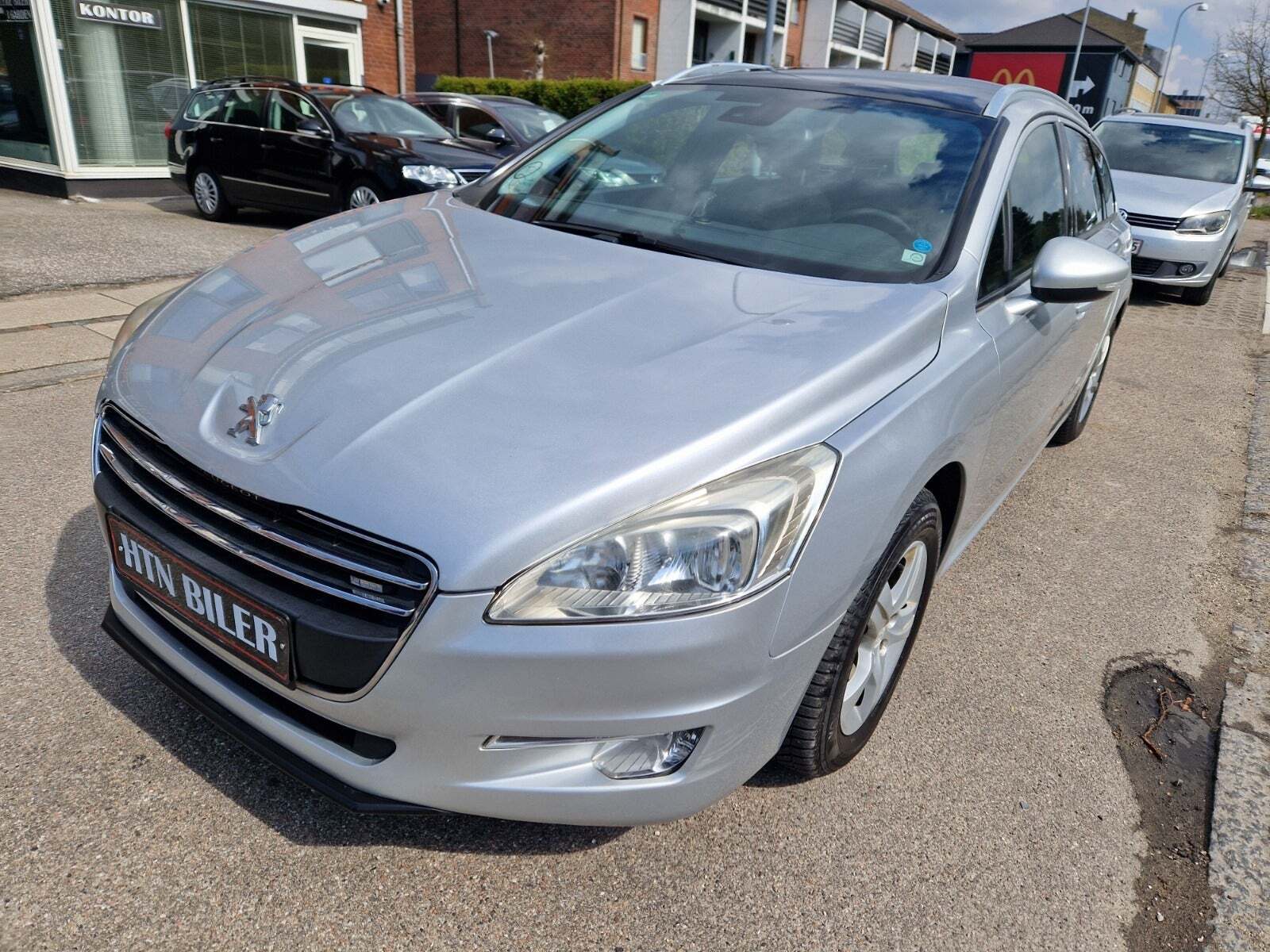 Sølv Peugeot 508 fra 2011 set udefra