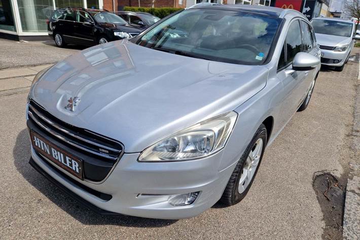 Sølv Peugeot 508 fra 2011 set udefra