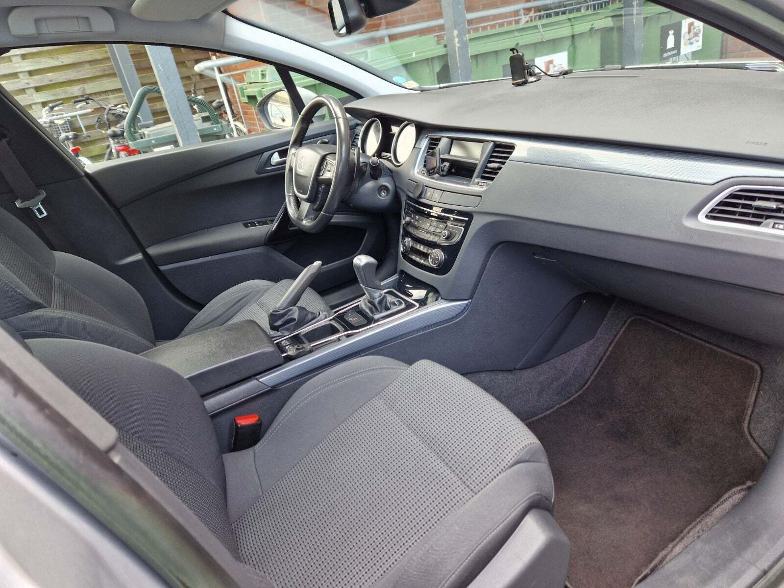 Sølv Peugeot 508 fra 2011 set indefra