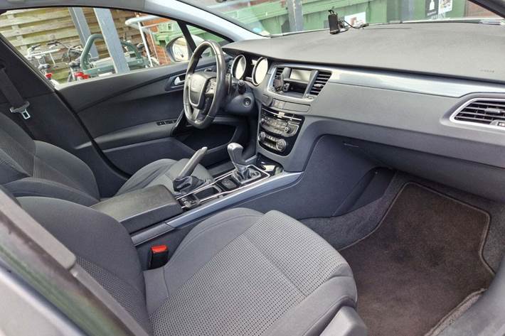 Sølv Peugeot 508 fra 2011 set indefra