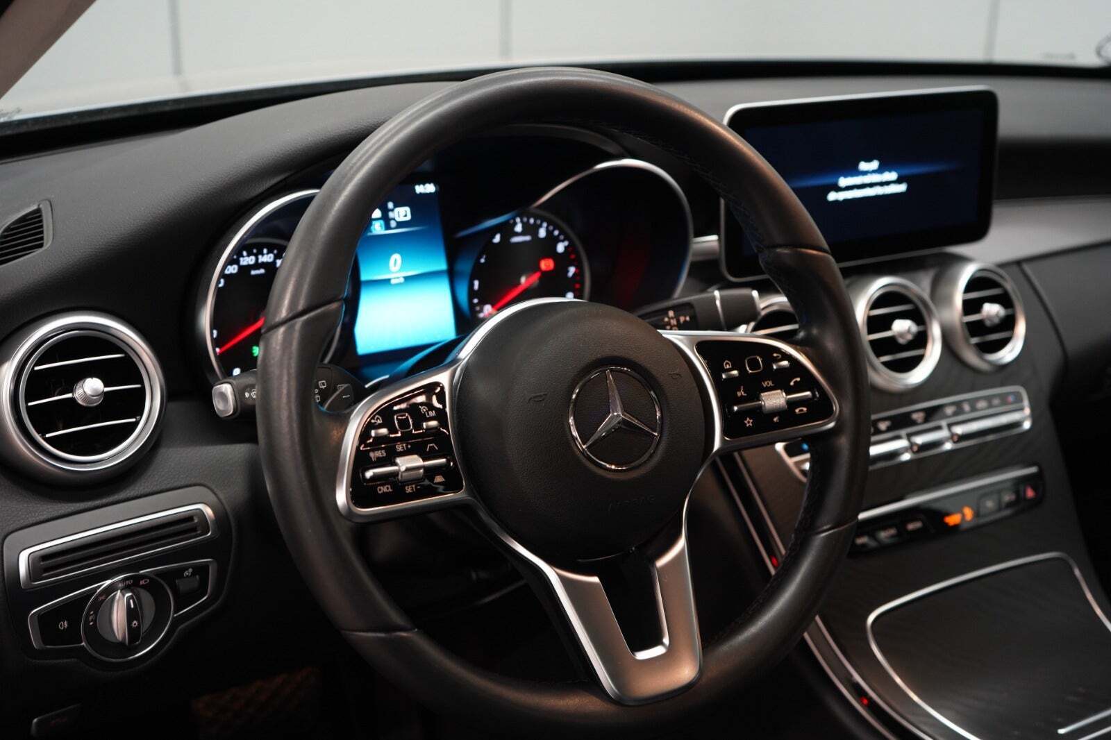 Grå Mercedes C300 e fra 2020