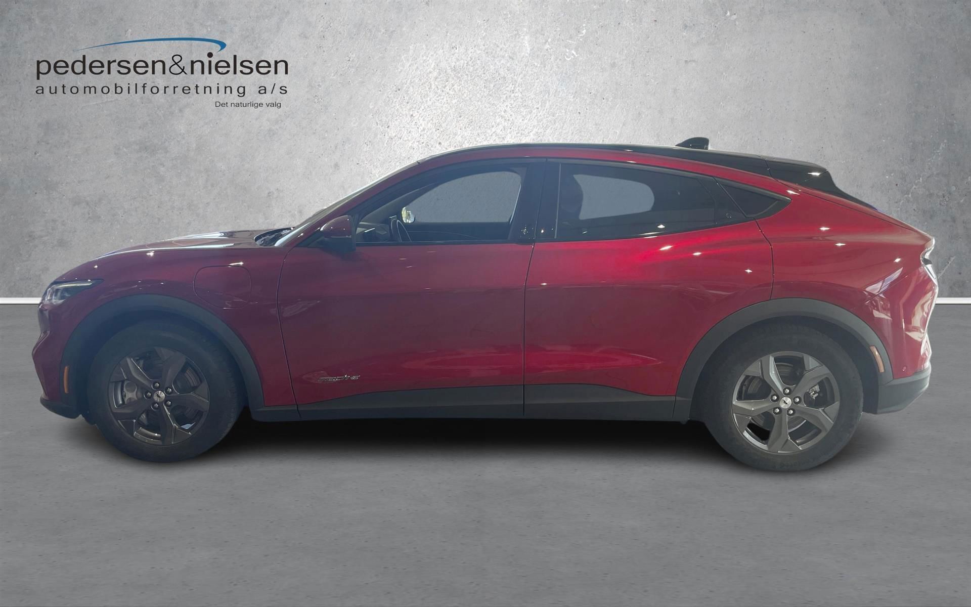 Rød Ford Mustang Mach-E fra 2023