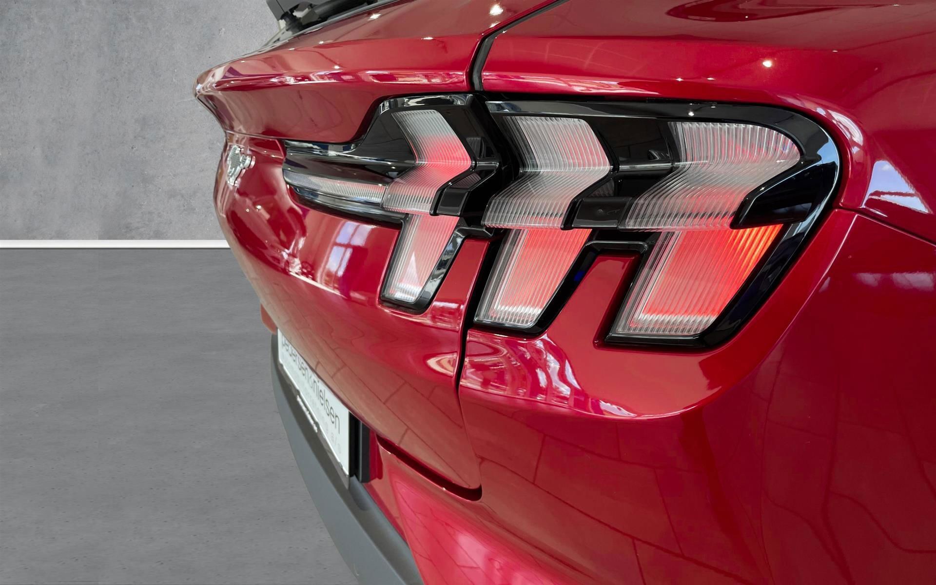Rød Ford Mustang Mach-E fra 2023