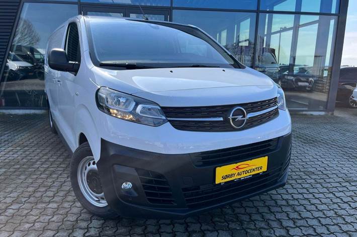 Hvid Opel Vivaro-e fra 2024 set udefra