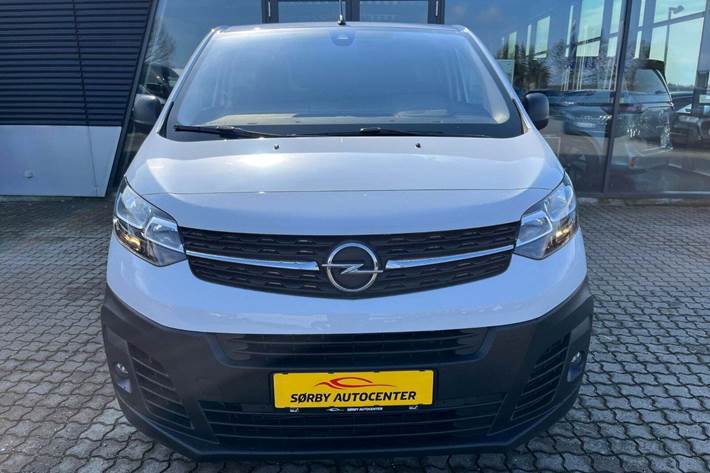 Hvid Opel Vivaro-e fra 2024 set udefra