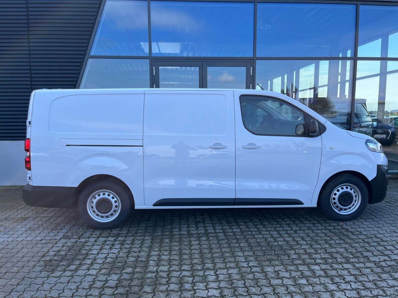 Hvid Opel Vivaro-e fra 2024 set udefra
