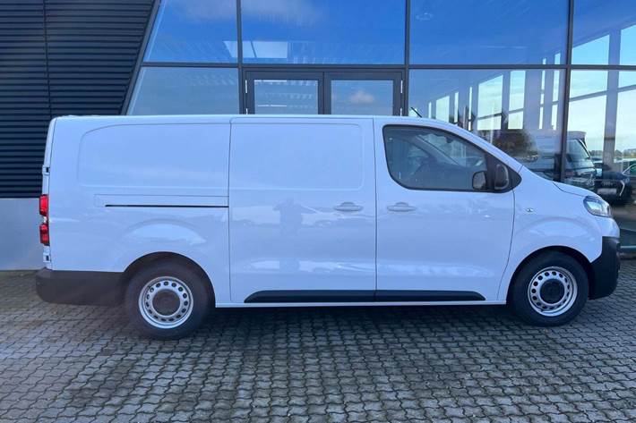 Hvid Opel Vivaro-e fra 2024 set udefra